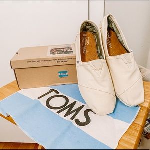 NWT Toms Classic Canvas Light Beige - 10.5 Men’s
